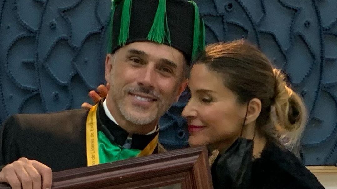 Sergio Mayer recibe un doctorados honoris causa