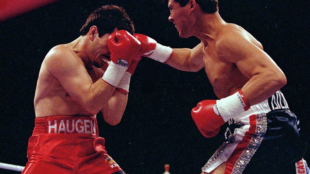 Julio César Chávez se llevó el triunfo en una histórica noche