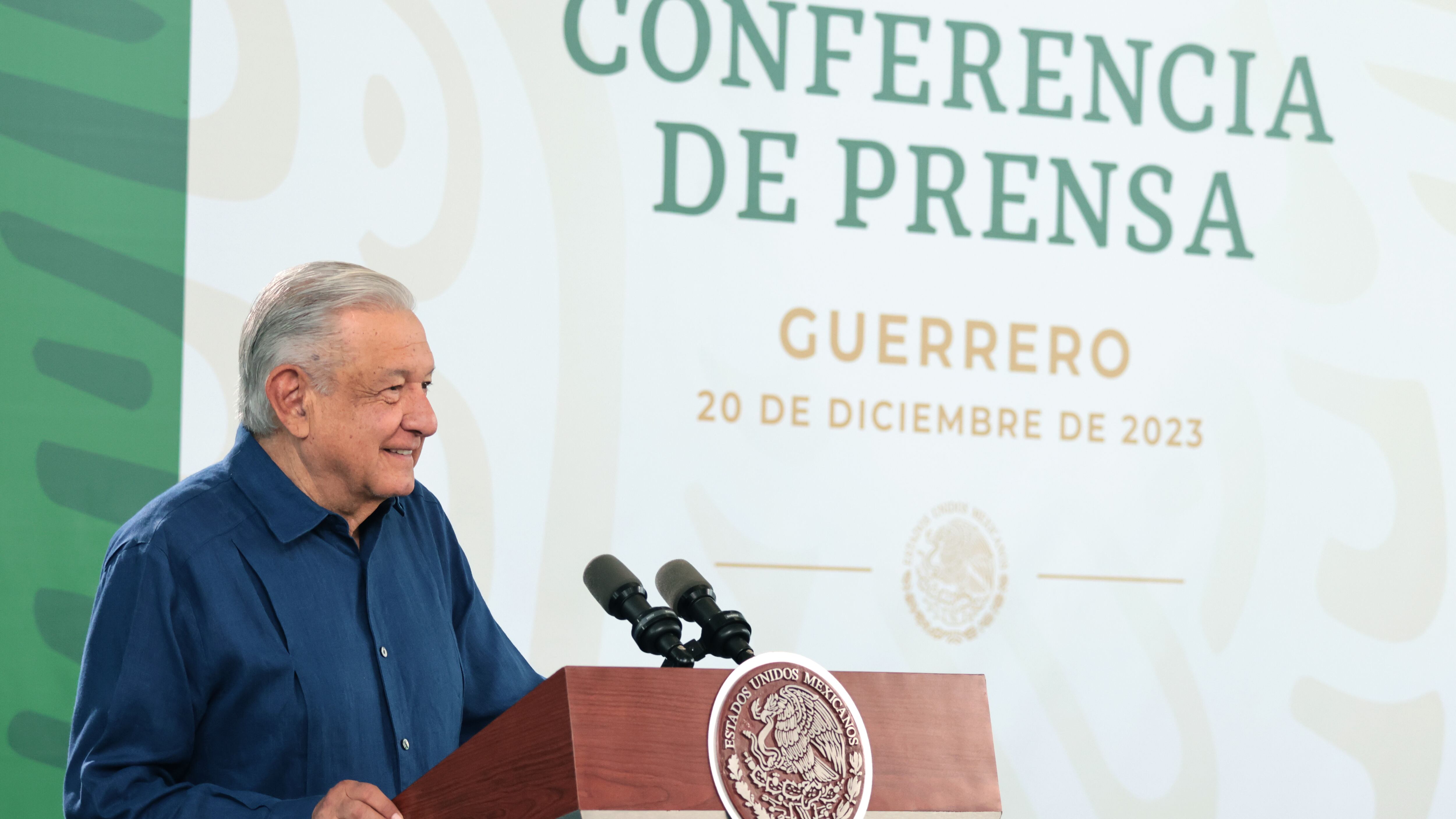 Acapulco, Guerrero, México, 20 de diciembre de 2023.
Andrés Manuel López Obrador, presidente Constitucional de los Estados Unidos Mexicanos en conferencia de prensa matutina desde Acapulco, Guerrero. Lo acompañan María del Rocío Mejía Flores, directora general de Financiera para el Bienestar; Evelyn Cecia Salgado Pineda, gobernadora Constitucional del Estado de Guerrero; Ariadna Montiel Reyes, secretaria de Bienestar; Luisa María Alcalde Luján, secretaria de Gobernación; Jorge Nuño Lara, secretario de Infraestructura, Comunicaciones y Transportes; Germán Arturo Martínez Santoyo, director general de la Comisión Nacional del Agua (Conagua); Rosa Icela Rodríguez Velázquez, secretaria de Seguridad y Protección Ciudadana; Leticia Ramírez Amaya; secretaria de Educación Pública; Laura Velázquez Alzúa, coordinadora nacional de Protección Civil; José Rafael Ojeda, secretario de Marina; Román Meyer Falcón, secretario de Desarrollo Agrario, Territorial y Urbano; David Córdova Campos, comandante de la Guardia Nacional; Luis Cresencio Sandoval González, secretario de la Defensa Nacional; Marath Bolaños López, secretario del Trabajo y Previsión Social; Alicia Bárcena Ibarra, secretaria de Relaciones Exteriores; Zoé Robledo Aburto, director general del Instituto Mexicano del Seguro Social (IMSS); Manuel Bartlett Díaz, director general de la Comisión Federal de Electricidad; Jorge Carlos Alcocer Varela, secretario de Salud; y Raquel Buenrostro Sánchez, secretaria de Economía.
Foto: Presidencia