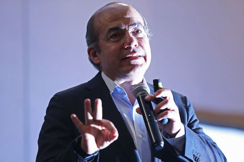 “Asesino”, el grito que persigue a Calderón: jóvenes lo encaran en foro europeo