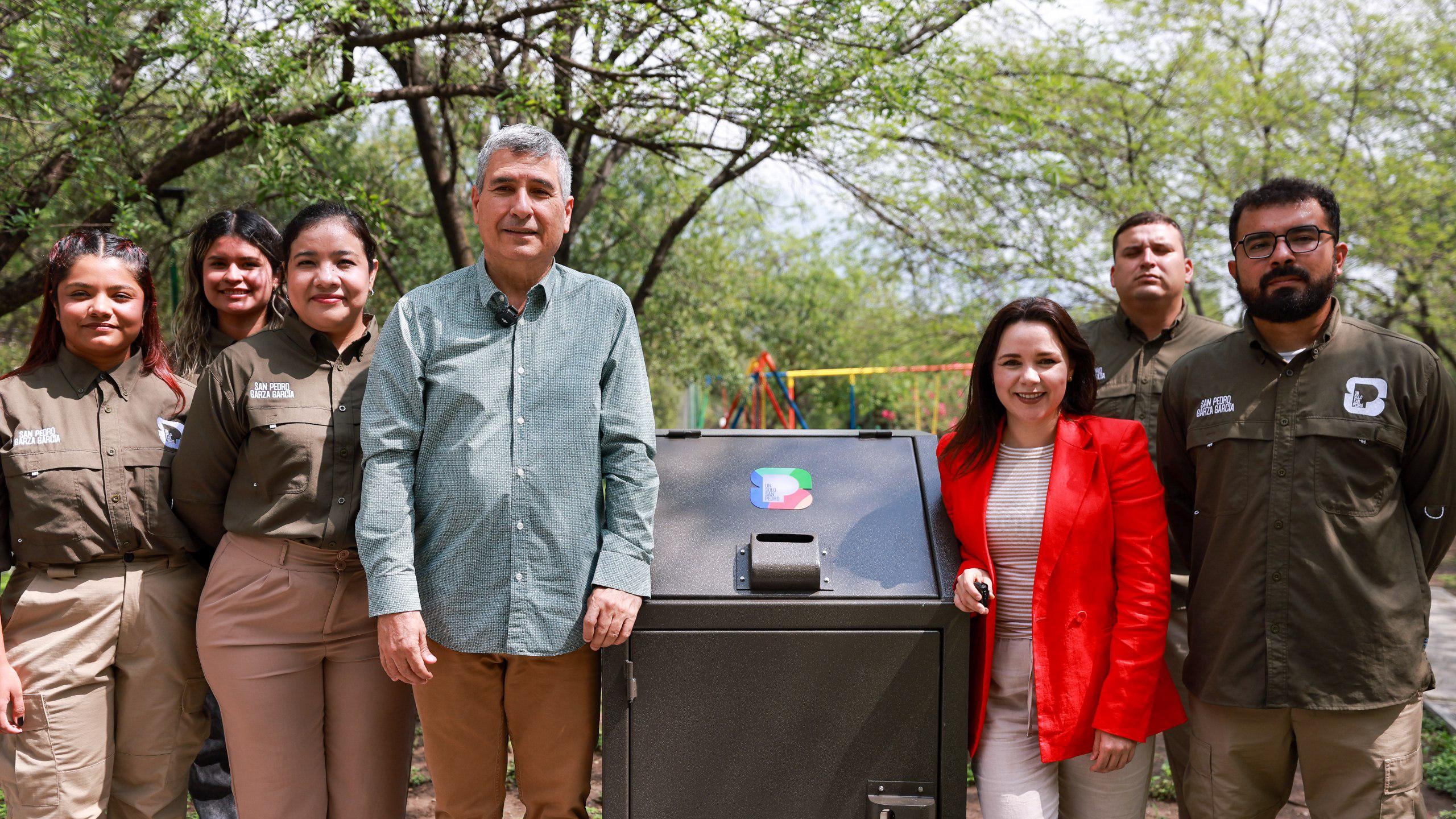 Gabriel Todd, secretario de Desarrollo Urbano y Movilidad, supervisó la instalación de uno de los depósitos.