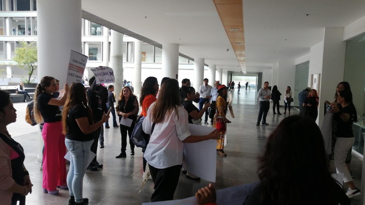 Las mujeres afectadas portaban lonas y cartulinas con los nombres de jueves y magistrados que acusan, no aplican la perspectiva de género en sus resoluciones.