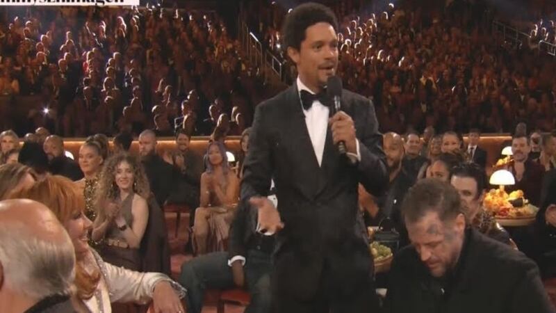 El comediante se burló de Trump y Diddy en los Grammys