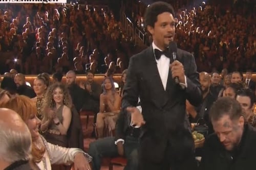 Trevor Noah se burla de Donald Trump y Diddy en los Grammys; video