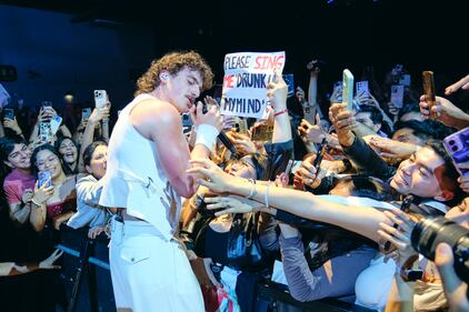 Benson Boone añadió una noche exitosa a su carrera como parte de su primera presentación en México en el Pepsi Center el pasado 3 de abril, logrando conquistar a sus fanáticos que consiguieron celebrar la visita del famoso artista al ritmo de sus temas más populares.  El intérprete de tan solo 22 años protagonizó una noche única, en donde deleitó a sus seguidores con algunos de sus exitosos temas, entre ellos “Beautiful Things”, “Cry”, “Sugar Sweet”, “Before You”, “What Was”, entre otros.