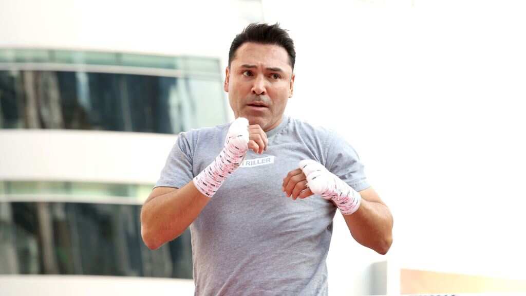 Óscar de la Hoya continuará su recuperación del covid-19 en casa