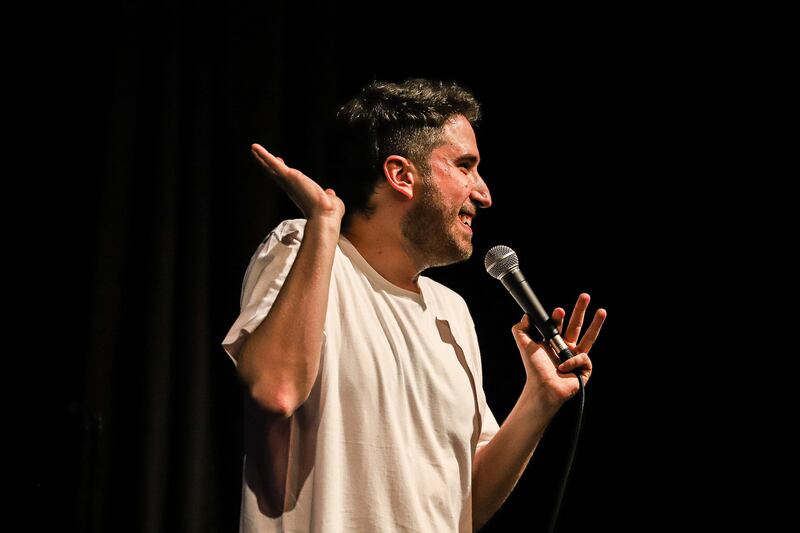 Alex Fernández enfrenta la depresión con su show ‘Sin toronja’