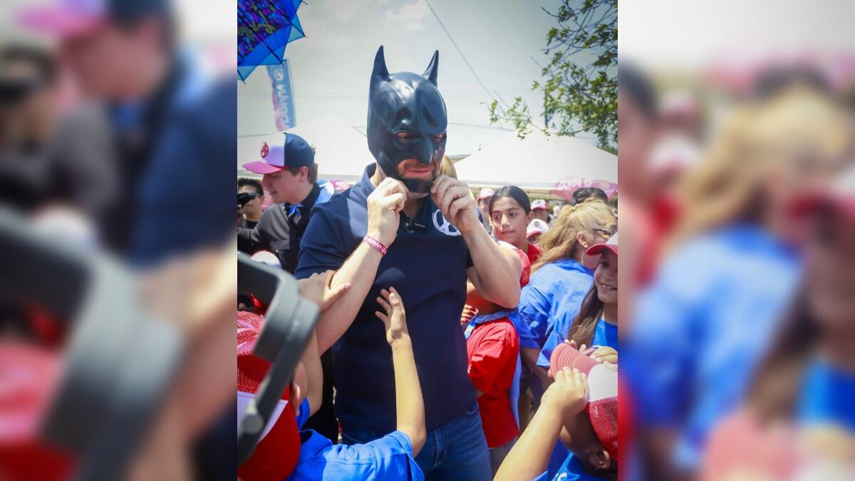 A petición popular De la Garza se puso la máscara ante la emoción de los niños.