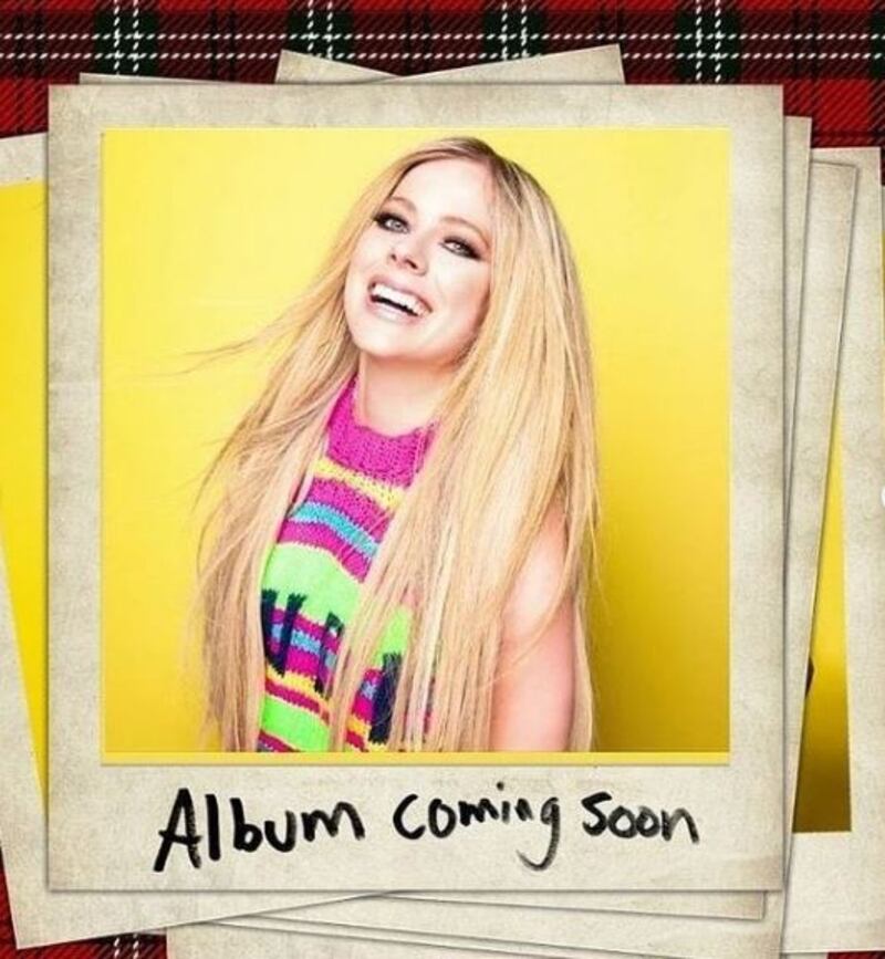 Avril Lavigne anuncia que prepara nuevo disco para su regreso