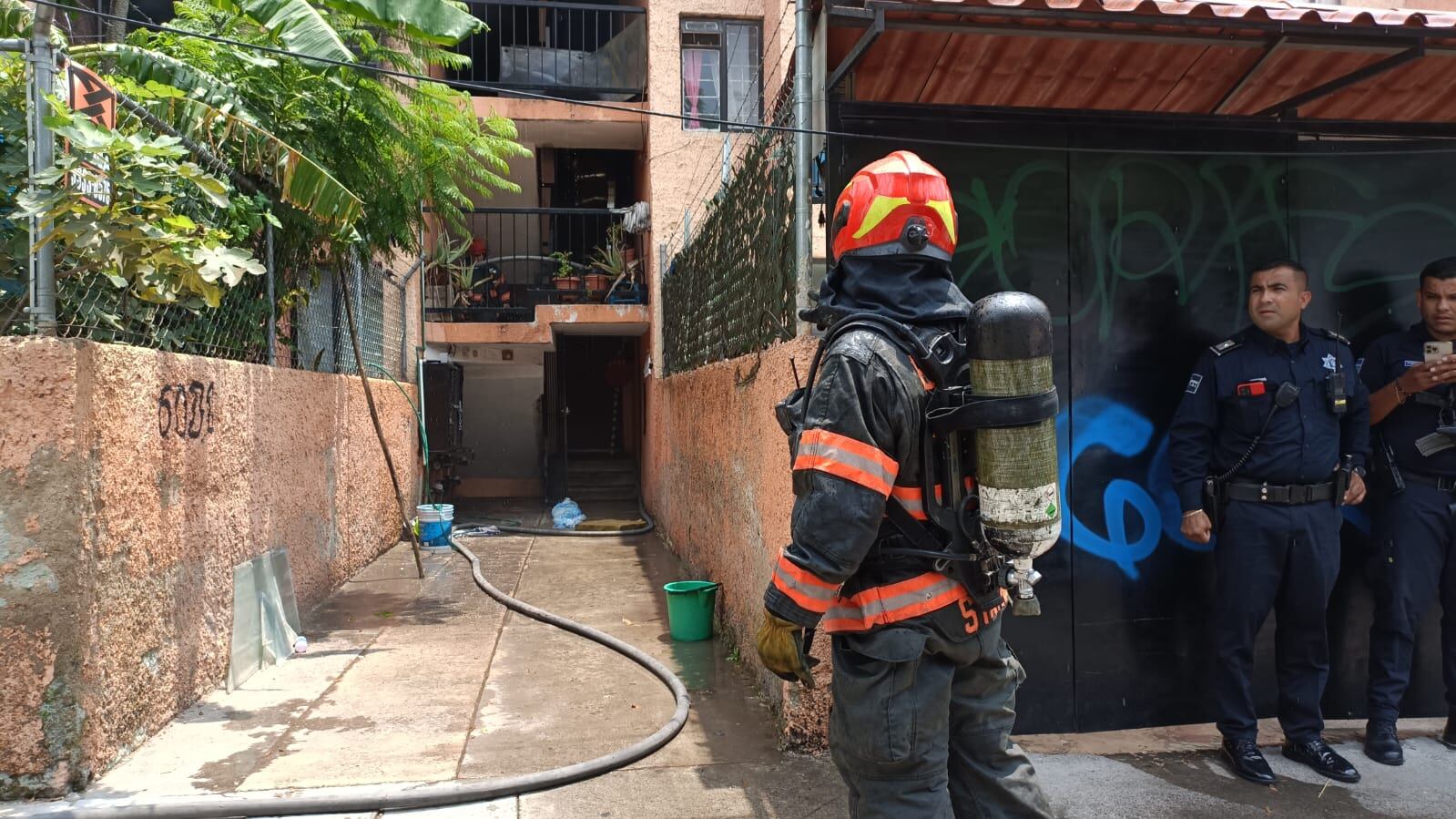 La lateral de López Mateos fue cerrada a la circulación por espacio de una hora mientras se sofocaba el siniestro.
