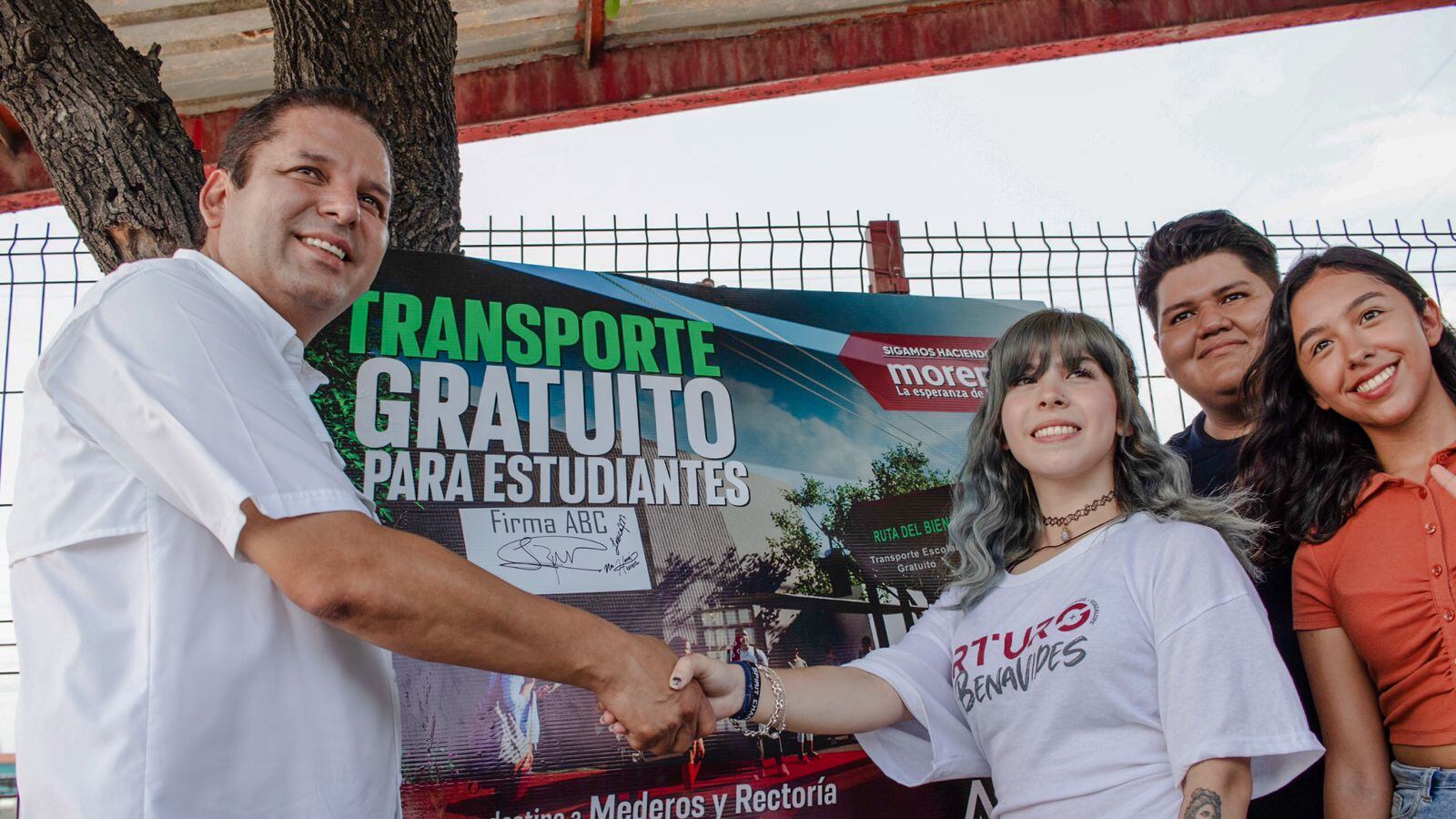 Benavides firmó este compromiso ante jóvenes universitarios del municipio.