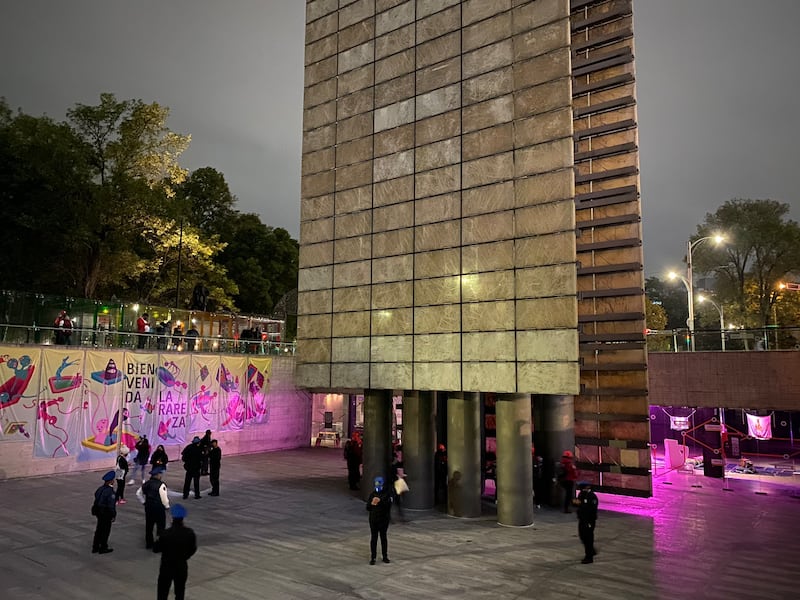 Los manifestantes subieron el edificio.