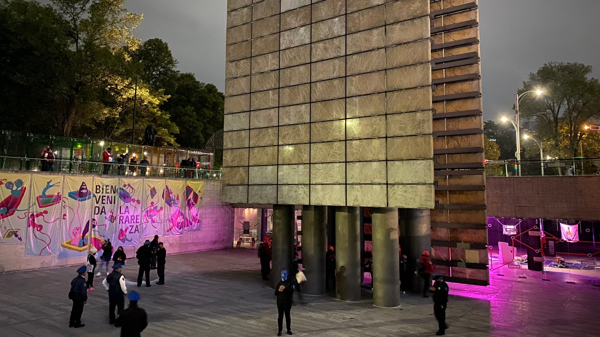 Los manifestantes subieron el edificio.