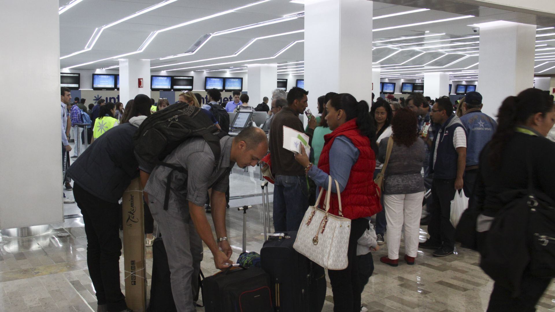 SICT ajusta regulación tarifaria para bajar precio de boletos de avión