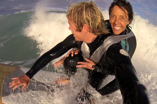 Esta mujer parapléjica soñaba con surfear, nunca imaginó que lo lograría