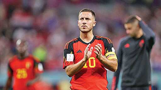 Eden Hazard aplaudiendo a la fanaticada mientras camina.