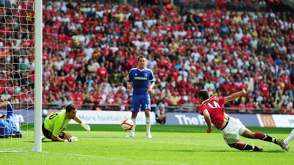 Javier Hernández marcó su primer gol con el Manchester United ante el Chelsea en la FA Community Shield.