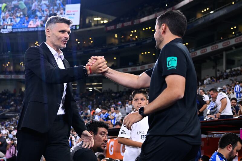El Tano y Larcamón se saludaron sin rencores, luego de pelearse el torneo pasado.