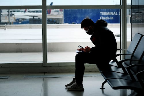 Atrapan a viajero en aeropuerto de Miami por contrabando de “perico” 