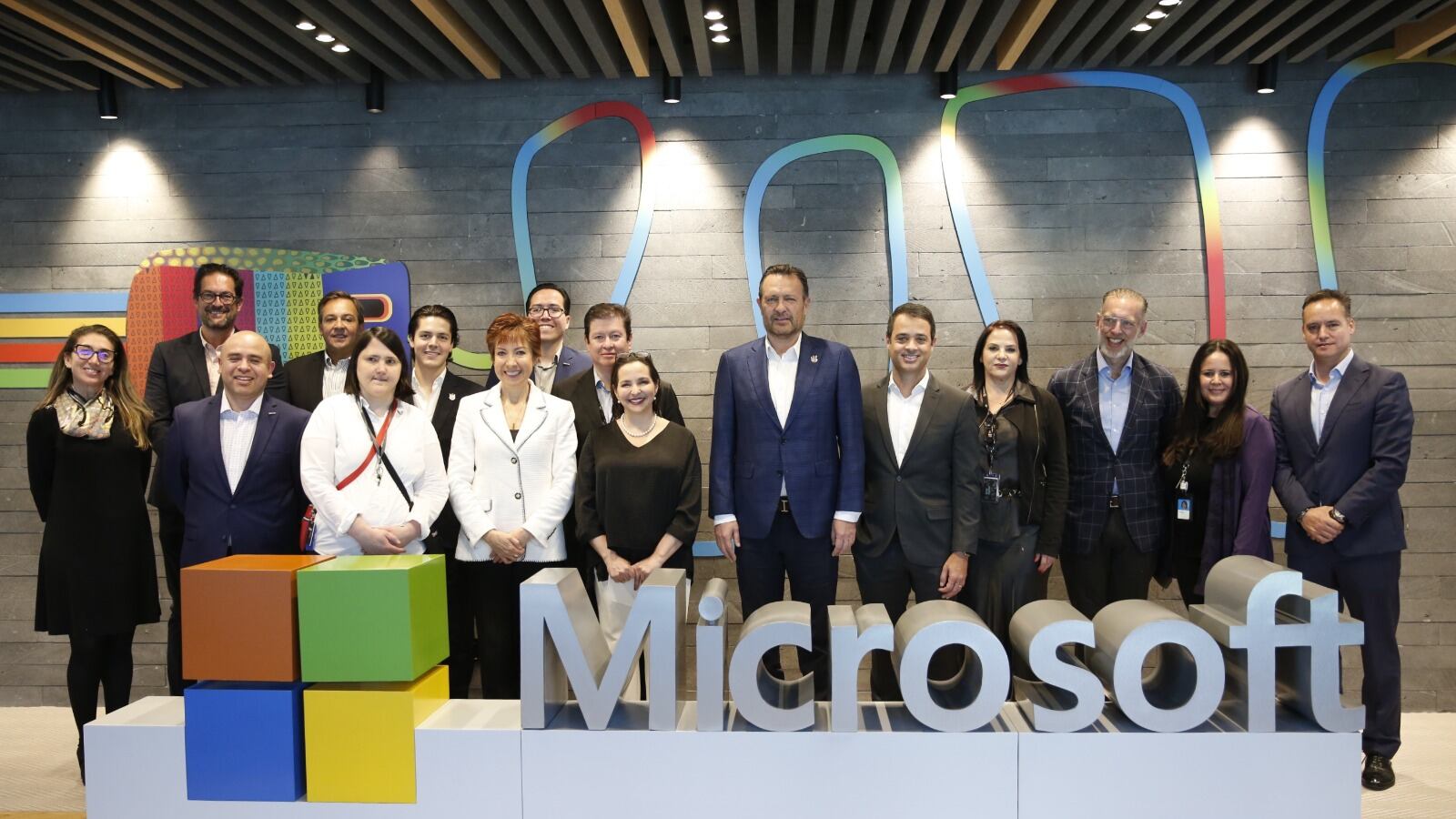 Mauricio Kuri visita oficinas de Microsoft México