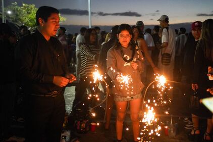Veracruzanos reciben el año 2026 con baile junto a la playa.