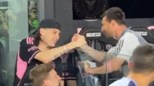 Messi inició el partido en la banca pues viene saliendo de una lesión que lo alejó cinco partidos.