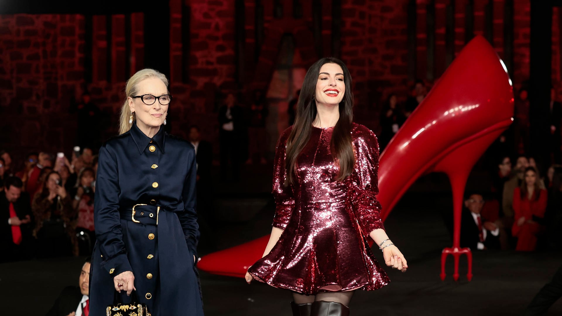 La actrices estadounidense Meryl Streep (i) y Anne Hathaway participan durante una pasarela de moda este lunes, en el Museo Anahuacalli de la Ciudad de México (México). EFE/José Méndez