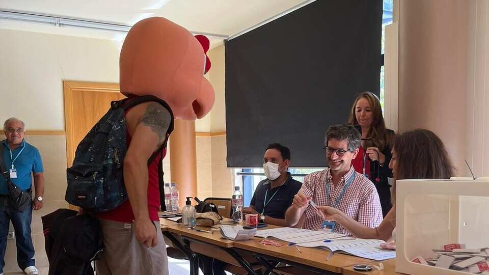 Condorito votando en París