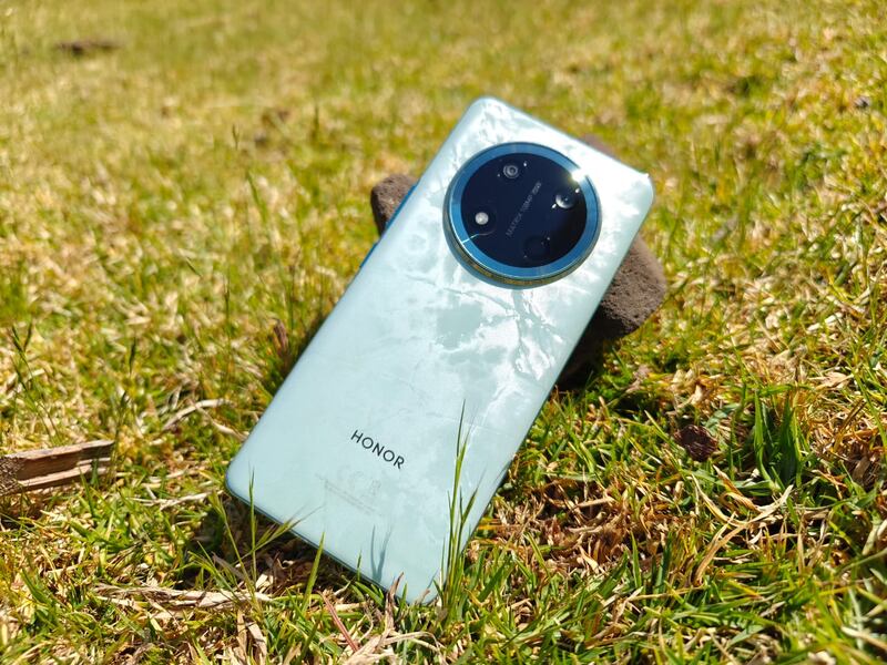 Valle de Bravo fue el escenario para poner a prueba al HONOR Magic7 Lite. Caídas, agua, lodo, temperaturas extremas e incluso el peso de siete Jeep pusieron a prueba su durabilidad. El resultado: un smartphone que salió ileso convirtiéndose en el campeón de la resistencia