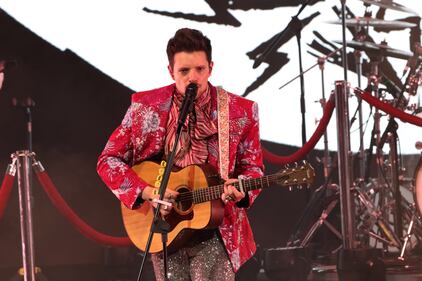 El cantante y compositor venezolano fue sorprendido con un disco Platino por su álbum EVA, Doble diamante y Triple Platino por su sencillo Ojos Marrones en el Teatro Metropólitan.