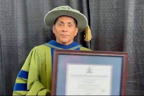 Jorge Campos es reconocido con Doctorado en Estados Unidos