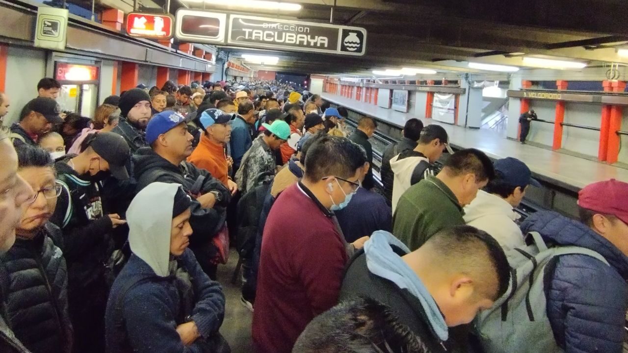 Línea 9 del Metro paralizada por revisión en vías; usuarios reportan caos, aglomeraciones y retrasos