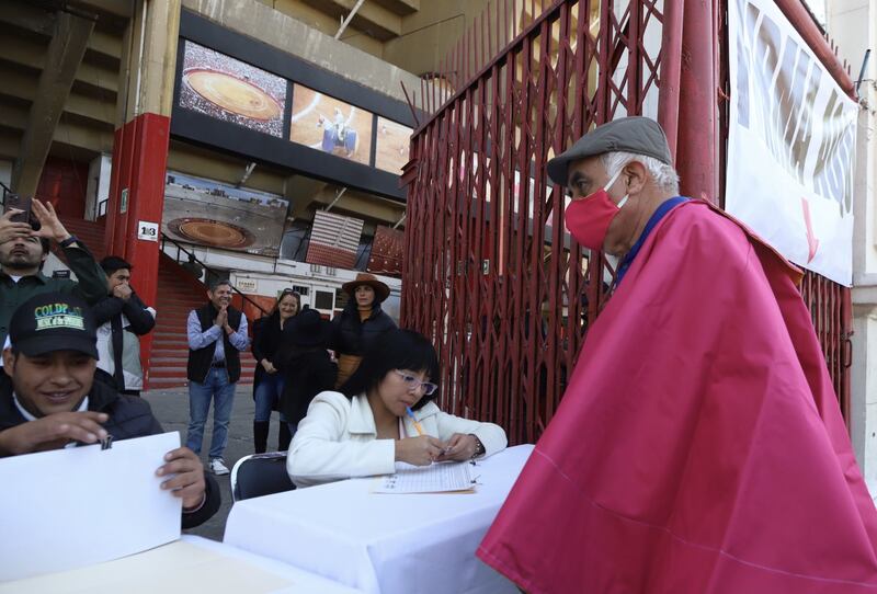 Aficionados y trabajadores de la Plaza de Toros México se reunieron a las afueras de este inmueble para recabar firmas en defensa de la llamada fiesta brava y de sus fuente de trabajo.