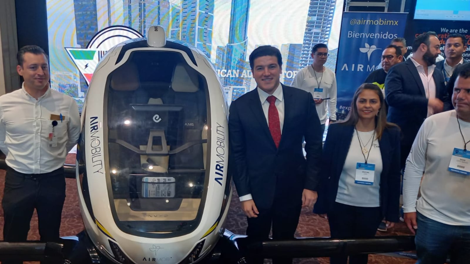 Luis Donaldo Colosio Riojas, alcalde de Monterrey, y el gobernador Samuel García, recorrieron las instalaciones y lo que más les llamó la atención fue el dron de pasajeros.