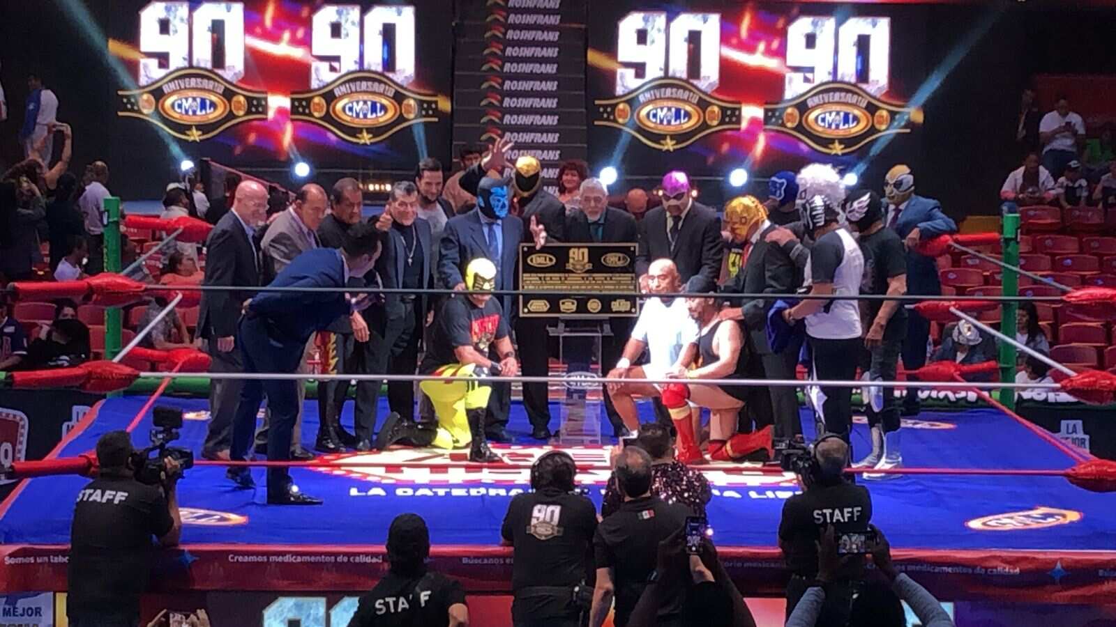Leyendas del CMLL celebran el día del luchador.