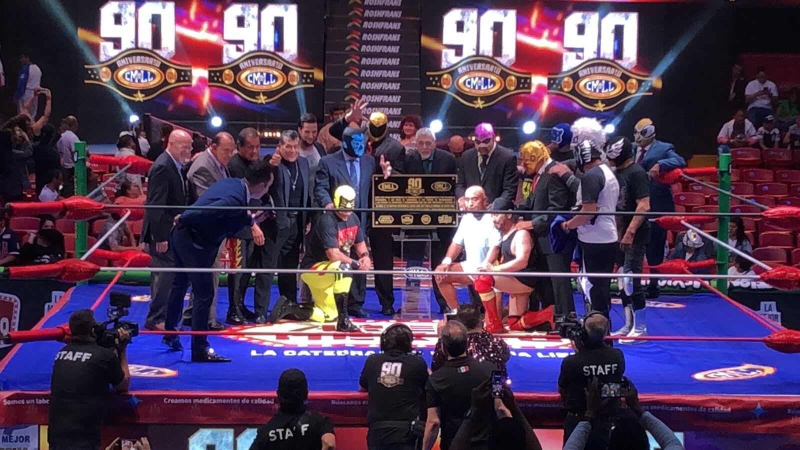 Leyendas del CMLL celebran el día del luchador.