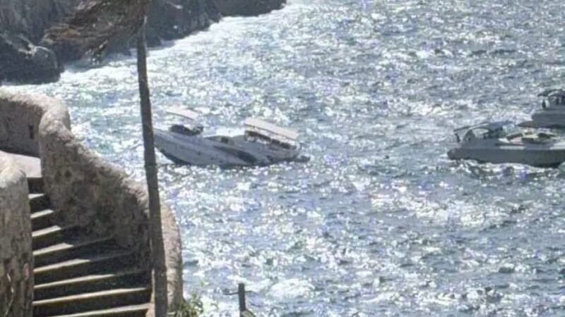 Yate se hunde en La Quebrada de Acapulco por choque con roca
