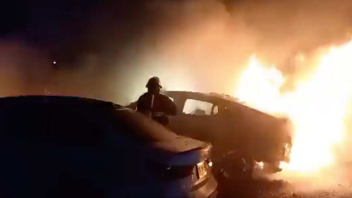 Hombre le prende fuego a autos en Culiacán.