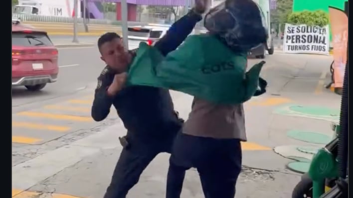 Policía agrede a repartidor