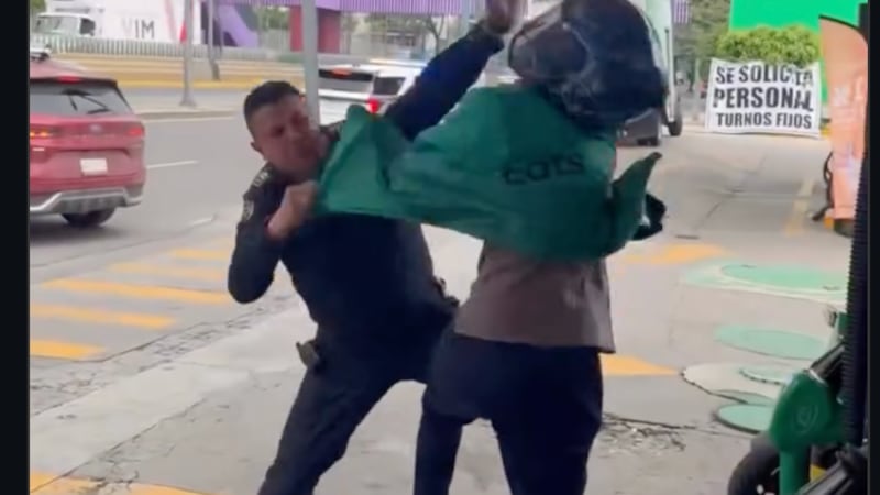 Policías de la CDMX son captados golpeando a repartidor de aplicación