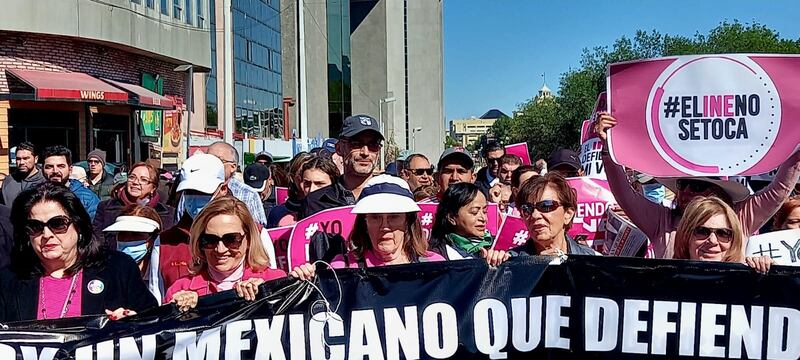 Miguel Treviño, alcalde de San Pedro, participó como ciudadano en la marcha.