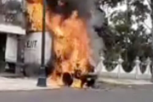 ¡Cohetones en Campo Militar! Así explotaron un camión los normalistas de Ayotzinapa