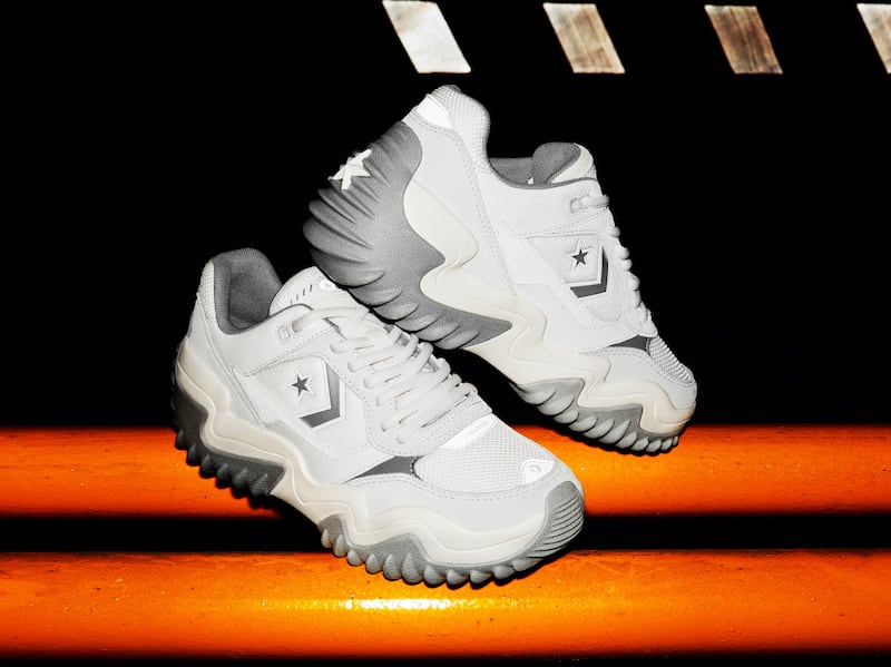 Una temporada, varios estilos y un denominador común: el sneaker correcto puede transformar cualquier outfit