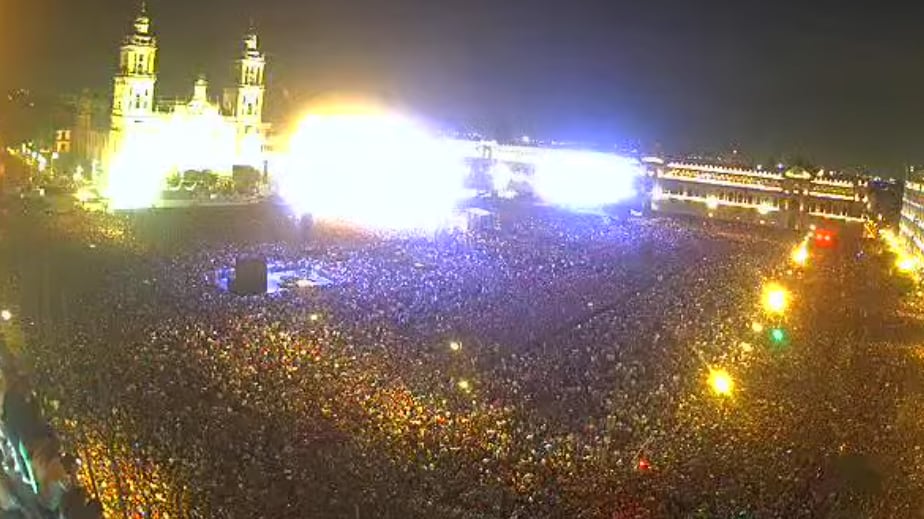 Ni la lluvia frenó a los asistentes para disfrutar del concierto gratuito.