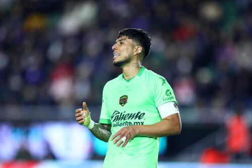Carlos Salcedo se rompe el ligamento durante su primer entrenamiento con Rayados