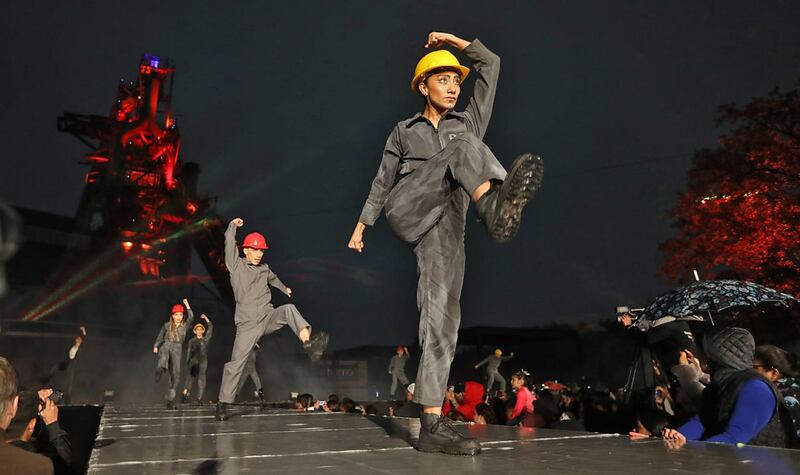 El show incluyó danza, acrobacias y una producción de videomapping.