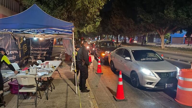 Para cuidar a la ciudadanía durante las celebraciones de Año Nuevo, más de 80 oficiales de la Policía Vial de Jalisco fueron desplegados en distintos puntos estratégicos de la Zona Metropolitana de Guadalajara como parte del programa “Salvando Vidas”, durante la noche del 31 de diciembre y la madrugada del 1 de enero se realizaron mil 877 pruebas de alcoholimetría, con saldo de cuatro hombres que fueron detenidos por exceder límites de alcohol en su sangre.