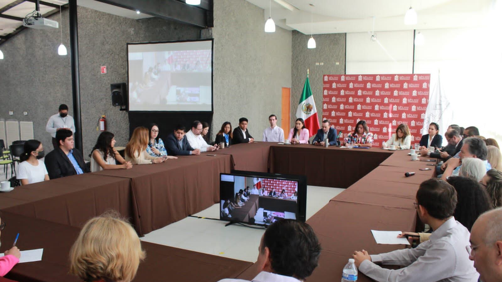 La mesa de trabajo reunió a legisladores y representantes de diferentes asociaciones y colectivos.