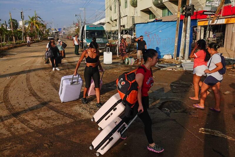 ACAPULCO, GUERRERO, 27OCTUBRE2023.- Los daños en la zona diamante y hotelera de Acapulco continúan visibles tras el paso del huracán "Otis". Ventanas rotas, palmeras caídas y carros arrastrados son parte del panorama en qué turistas y locales tratan de atravesar la zona. 

FOTO: ROGELIO MORALES/CUARTOSCURO.COM