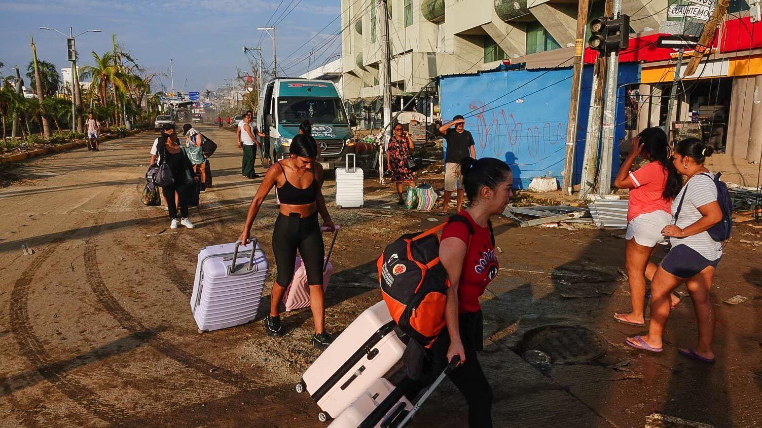 ACAPULCO, GUERRERO, 27OCTUBRE2023.- Los daños en la zona diamante y hotelera de Acapulco continúan visibles tras el paso del huracán "Otis". Ventanas rotas, palmeras caídas y carros arrastrados son parte del panorama en qué turistas y locales tratan de atravesar la zona.
FOTO: ROGELIO MORALES/CUARTOSCURO.COM